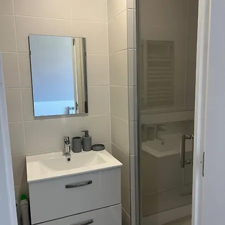 Cozy Close To Train Station *