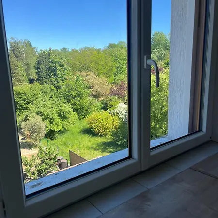 Cozy Close To Train Station